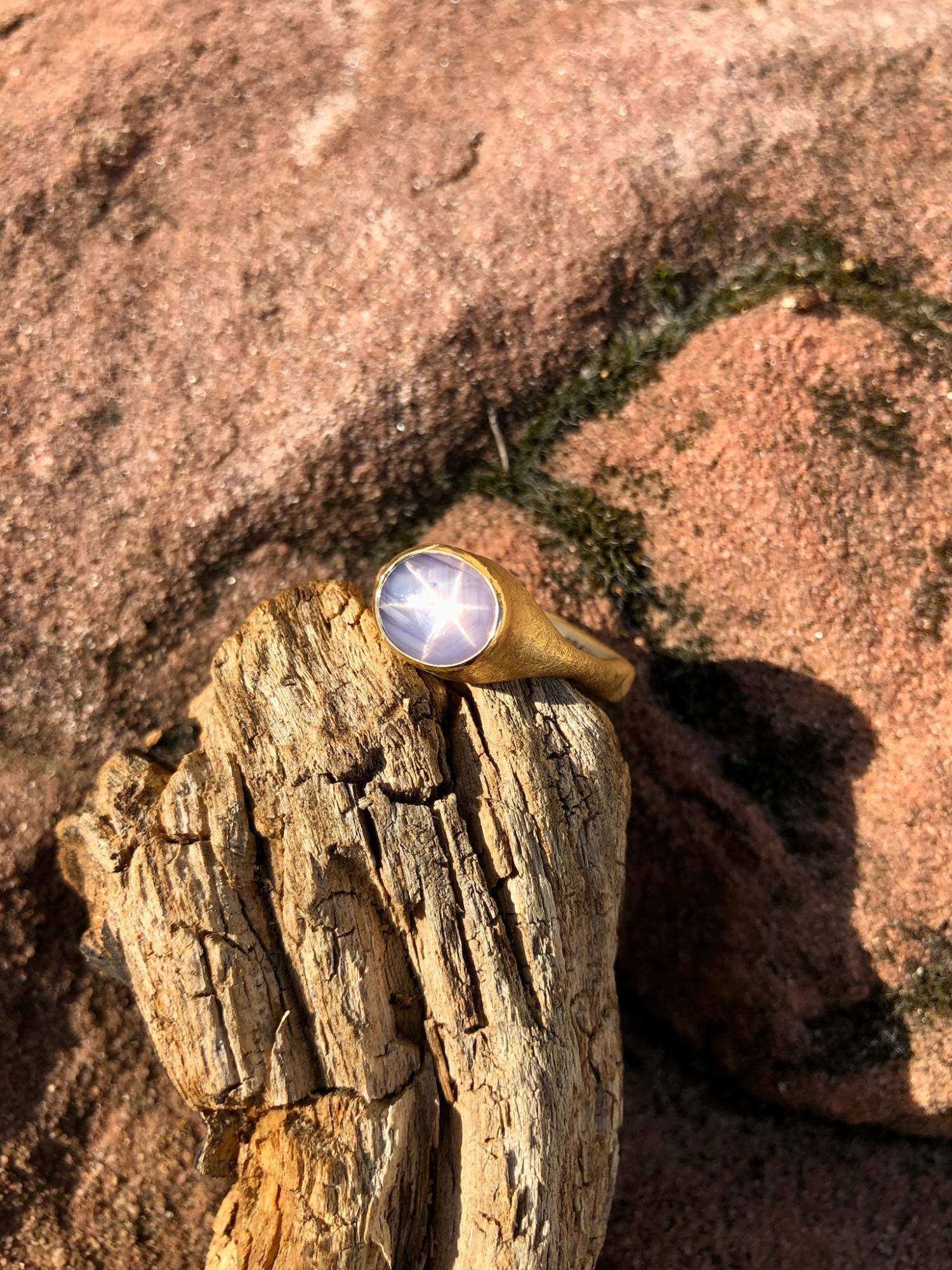 Smartcurve Ring &ndash; Gold 750 mit Sternsaphir 5,35 ct
Ein au&szlig;ergew&ouml;hnliches Unikat, bei dem Form und Edelstein eine besondere Verbindung eingehen. Die charakteristische Smartcurve-Form aus 750er Gold schwingt sich organisch um den Finger und verleiht dem Ring seine unverwechselbare, skulpturale Erscheinung.
Im Mittelpunkt steht ein Sternsaphir von 5,35 ct. Sein geheimnisvolles Blau und der charakteristische Lichtschein des Steins bilden einen reizvollen Kontrast zur warmen Oberfl&auml;che des Goldes. Die bewusst lebendige Goldstruktur unterstreicht den handgearbeiteten Charakter des Schmuckst&uuml;cks.
Die Ringweite ist anpassbar, sodass der Ring individuell auf seine zuk&uuml;nftige Tr&auml;gerin oder seinen zuk&uuml;nftigen Tr&auml;ger abgestimmt werden kann.
Material: Gold 750
Edelstein: Sternsaphir, 5,35 ct
Ringweite: individuell anpassbar
Ausf&uuml;hrung: handgefertigtes Unikat &ndash; KISSNER Meisteratelier