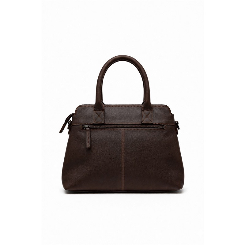 Justified Vela Shopper Laptop Comp Bruin &ndash; Leren Shopper
Stijlvol naar kantoor, onderweg of tijdens een dagje shoppen? De Justified Vela Shopper Laptop Comp combineert een elegante uitstraling met praktische functionaliteit. Deze ruime leren shopper in tijdloos beige is gemaakt van 100% hoogwaardig Bos Taurus leer, waardoor de tas niet alleen stevig en duurzaam is, maar ook een luxe uitstraling heeft.

De Vela Shopper biedt voldoende ruimte voor je dagelijkse essentials en is dankzij het praktische formaat van 27 x 12 x 23 cm ideaal voor dagelijks gebruik. De neutrale beige kleur maakt deze leren shopper eenvoudig te combineren met iedere outfit, van casual tot zakelijk.

Productdetails

Merk: Justified
Model: Vela Shopper Laptop Comp
Kleur: Bruin
Materiaal: 100% Bos Taurus Leather
Afmetingen: 27 x 12 x 23 cm
Land van herkomst: India (IN)
Een stijlvolle leren shopper voor dames die functionaliteit, kwaliteit en een tijdloze uitstraling moeiteloos combineert.