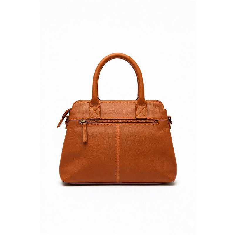 Justified Vela Shopper Laptop Comp Cognac &ndash; Leren Shopper
Stijlvol naar kantoor, onderweg of tijdens een dagje shoppen? De Justified Vela Shopper Laptop Comp combineert een elegante uitstraling met praktische functionaliteit. Deze ruime leren shopper in tijdloos beige is gemaakt van 100% hoogwaardig Bos Taurus leer, waardoor de tas niet alleen stevig en duurzaam is, maar ook een luxe uitstraling heeft.

De Vela Shopper biedt voldoende ruimte voor je dagelijkse essentials en is dankzij het praktische formaat van 27 x 12 x 23 cm ideaal voor dagelijks gebruik. De neutrale beige kleur maakt deze leren shopper eenvoudig te combineren met iedere outfit, van casual tot zakelijk.

Productdetails

Merk: Justified
Model: Vela Shopper Laptop Comp
Kleur: Cognac
Materiaal: 100% Bos Taurus Leather
Afmetingen: 27 x 12 x 23 cm
Land van herkomst: India (IN)
Een stijlvolle leren shopper voor dames die functionaliteit, kwaliteit en een tijdloze uitstraling moeiteloos combineert.