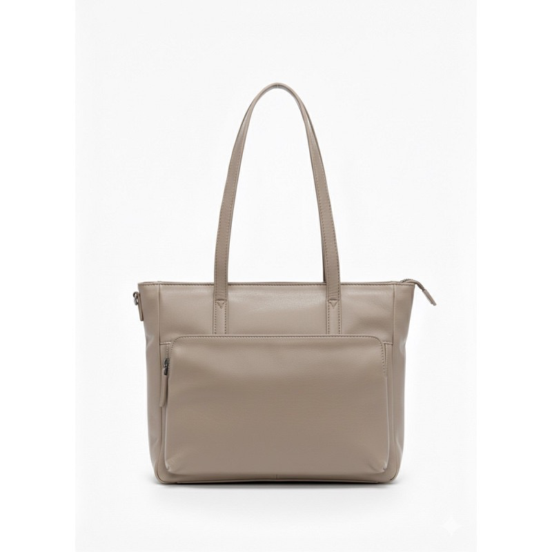 Justified Vela Shopper Laptop Comp &ndash; Leren Shopper
De Justified Vela Shopper Laptop Comp is de perfecte combinatie van stijl, ruimte en functionaliteit. Deze elegante leren shopper is gemaakt van 100% hoogwaardig Bos Taurus leer en heeft een tijdloze uitstraling die past bij iedere outfit. Ideaal voor werk, dagelijks gebruik of een dagje onderweg.

Met het ruime formaat van 33 x 11 x 28 cm biedt deze leren shopper voldoende plek voor je dagelijkse essentials en alles wat je onderweg nodig hebt. Het stevige leer zorgt voor een luxe uitstraling en maakt de tas geschikt voor jarenlang gebruik.

Productdetails

Merk: Justified
Model: Vela Shopper Laptop Comp
Materiaal: 100% Bos Taurus Leather
Afmetingen: 33 x 11 x 28 cm
Land van herkomst: India (IN)
Een stijlvolle en praktische leren shopper van Justified, perfect voor wie functionaliteit wil combineren met een elegante, tijdloze uitstraling.
