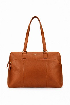 Vela Shopper Laptop Comp Cognac &ndash; Leren Laptoptas van Justified
De Justified Vela Shopper Laptop Comp is een stijlvolle en praktische leren shopper voor dames die functionaliteit en een luxe uitstraling willen combineren. De tas is uitgevoerd in een warme cognac kleur en gemaakt van 100% Bos Taurus leer, een stevig en duurzaam leermateriaal dat de tas een hoogwaardige uitstraling geeft.
Met het ruime formaat van 44 x 13 x 31 cm biedt deze leren shopper voldoende ruimte voor je dagelijkse essentials &eacute;n je laptop. Dankzij het praktische ontwerp is de Vela ideaal als laptoptas, werktas of ruime shopper voor onderweg, naar kantoor of tijdens een dagje uit.

Het natuurlijke leer krijgt na verloop van tijd een karakteristieke uitstraling, waardoor de tas steeds persoonlijker wordt. De cognac kleur is bovendien tijdloos en eenvoudig te combineren met zowel een zakelijke als casual outfit.

Belangrijkste kenmerken
Merk: Justified
Model: Vela Shopper Laptop Comp
Kleur: Cognac
Kleurcode: 06
Materiaal: 100% Bos Taurus Leather
Afmetingen: 44 x 13 x 31 cm
Herkomst: India (IN)
Ruime shopper geschikt voor laptop en dagelijkse benodigdheden
Stijlvol, tijdloos en praktisch ontwerp
Leren laptoptas en shopper in &eacute;&eacute;n
De Justified Vela is een veelzijdige leren laptoptas voor dames die gemakkelijk onderdeel wordt van je dagelijkse routine. Of je nu onderweg bent naar je werk, een afspraak hebt of extra spullen wilt meenemen: deze ruime cognac shopper biedt de combinatie van stijl en functionaliteit die je zoekt.