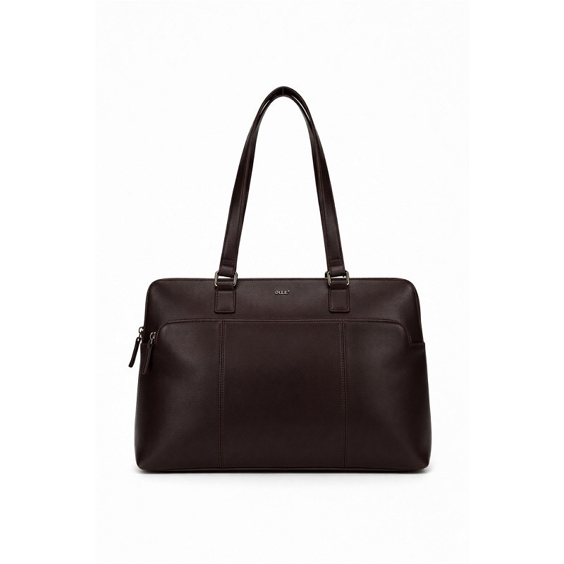 Vela Shopper Laptop Comp Donkerbruin &ndash; Leren Laptoptas van Justified
De Justified Vela Shopper Laptop Comp is een stijlvolle en praktische leren shopper voor dames die functionaliteit willen combineren met een luxe uitstraling. Deze uitvoering is uitgevoerd in een elegante donkerbruine kleur en gemaakt van 100% Bos Taurus leer. Het hoogwaardige leer geeft de tas een stoere, tijdloze uitstraling en maakt hem geschikt voor dagelijks gebruik.
Met het ruime formaat van 44 x 13 x 31 cm biedt de Vela Shopper volop ruimte voor je dagelijkse essentials en je laptop. Hierdoor is deze leren shopper ideaal als laptoptas, werktas of ruime shopper voor naar kantoor, onderweg of tijdens een dagje uit.

De donkerbruine kleur zorgt voor een klassieke en veelzijdige uitstraling die gemakkelijk te combineren is met verschillende outfits. Het natuurlijke leer ontwikkelt bovendien door gebruik een uniek karakter, waardoor de tas steeds meer een persoonlijke uitstraling krijgt.

Belangrijkste kenmerken
Merk: Justified
Model: Vela Shopper Laptop Comp
Kleur: Donkerbruin
Kleurcode: 01
Materiaal: 100% Bos Taurus Leather
Afmetingen: 44 x 13 x 31 cm
Herkomst: India (IN)
Ruime shopper geschikt voor laptop en dagelijkse benodigdheden
Tijdloos en praktisch ontwerp
Geschikt voor werk, studie en dagelijks gebruik
Ruime leren shopper voor iedere dag
De Justified Vela is een veelzijdige donkerbruine leren laptoptas voor dames waarin stijl en functionaliteit samenkomen. Dankzij het ruime formaat neem je eenvoudig je laptop en andere benodigdheden mee. De combinatie van hoogwaardig leer, een tijdloze donkerbruine kleur en een praktisch ontwerp maakt deze shopper een stijlvolle keuze voor iedere dag.
