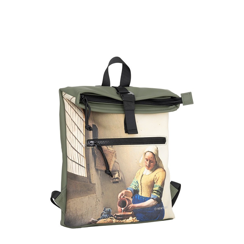 New Rebels Mart Arts Los Angeles Milkmaid II Rolltop Backpack Mini &ndash; Darkgreen
De New Rebels Mart Arts Los Angeles Milkmaid II Rolltop Backpack Mini is een compacte en trendy rugzak voor dames die houden van een praktische tas met een moderne uitstraling. Deze uitvoering in darkgreen geeft de rugzak een stoere en stijlvolle look die gemakkelijk te combineren is met verschillende outfits.
Dankzij het compacte formaat van 27 x 8 x 33 cm is deze mini rolltop rugzak ideaal voor dagelijks gebruik. Je hebt voldoende ruimte voor je belangrijkste essentials, terwijl het compacte ontwerp prettig is voor onderweg, tijdens een dagje shoppen, een wandeling of een bezoek aan de stad.

De rugzak is gemaakt van 100% PU, een onderhoudsvriendelijk materiaal met een moderne uitstraling. Het rolltop-design geeft de tas een eigentijdse look en maakt de New Rebels Mart Arts Los Angeles Milkmaid II een veelzijdige keuze voor iedere dag.

Belangrijkste kenmerken
Merk: New Rebels
Model: Mart Arts - Los Angeles Milkmaid II Rolltop Backpack Mini
Kleur: Darkgreen
Kleurcode: 88
Materiaal: 100% PU
Afmetingen: 27 x 8 x 33 cm
Herkomst: China (CN)
Compact en praktisch formaat
Modern rolltop-design
Ideaal voor dagelijks gebruik
Compacte rolltop rugzak voor dames
De New Rebels Mart Arts Los Angeles Milkmaid II Rolltop Backpack Mini combineert een trendy design met praktisch draagcomfort. De donkergroene kleur geeft de rugzak een moderne en veelzijdige uitstraling, terwijl het compacte formaat ervoor zorgt dat je gemakkelijk je dagelijkse benodigdheden meeneemt.
Een ideale keuze voor wie op zoek is naar een kleine damesrugzak, mini rugzak of trendy rolltop backpack voor dagelijks gebruik.