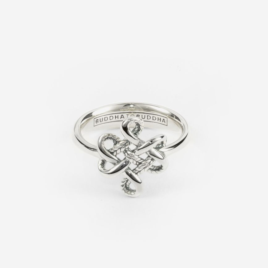 De Ring Endless Knot Zilver is een krachtig symbool van oneindige liefde en verbondenheid. Het iconische knoopontwerp in massief 925 zilver vertelt een verhaal dat dieper gaat dan stijl alleen. Ontworpen in Amsterdam en met de hand gemaakt door vakmensen in Zuidoost-Azi&euml; staat deze ring voor authentiek vakmanschap en tijdloze kracht. Of je hem cadeau doet aan een geliefde of zelf draagt als betekenisvol statement, de Endless Knot ring herinnert je altijd aan wat echt belangrijk is. Draag hem solo voor impakt of combineer met andere Buddha to Buddha sieraden voor een stoere look.