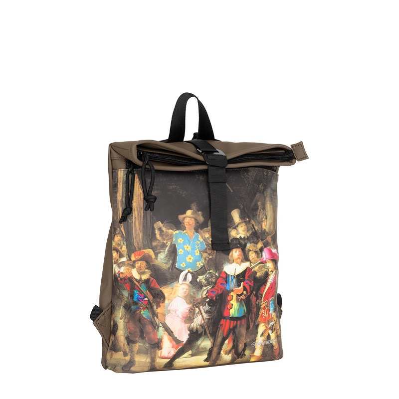 New Rebels Mart Arts &ndash; Los Angeles Nachtwacht Rolltop Backpack Mini &ndash; Mocca
Ontdek de New Rebels Mart Arts Los Angeles Nachtwacht Rolltop Backpack Mini in de stijlvolle kleur Mocca. Deze compacte rolltop rugzak combineert een trendy uitstraling met praktisch gebruik en is ideaal voor dagelijks gebruik, school, werk of een dagje uit.
De rugzak is uitgevoerd met een opvallende all-over print en heeft een moderne, compacte vorm. Dankzij het handige rolltop-design kun je de tas eenvoudig openen en sluiten. Met een formaat van 27 x 8 x 33 cm is deze mini rugzak compact genoeg voor dagelijks gebruik, terwijl je toch voldoende ruimte hebt voor je belangrijkste spullen.

De New Rebels Mart Arts Los Angeles Nachtwacht is gemaakt van 100% PU (polyurethaan). Het materiaal geeft de rugzak een eigentijdse uitstraling en maakt hem gemakkelijk te onderhouden. De Mocca kleurstelling zorgt voor een warme en veelzijdige look die gemakkelijk te combineren is met verschillende outfits.

Productdetails
Merk: New Rebels
Model: Mart Arts &ndash; Los Angeles Nachtwacht
Type: Rolltop Backpack Mini
Kleur: All over print &ndash; Mocca
Kleurcode: 88
Materiaal: 100% PU
Afmetingen: 27 x 8 x 33 cm
Land van herkomst: China (CN)
Waarom kiezen voor de New Rebels Mart Arts Mini?
Deze New Rebels rugzak is een ideale keuze voor wie op zoek is naar een compacte, stijlvolle en praktische tas. Het unieke design, de warme Mocca kleur en het handige rolltop-model maken deze mini backpack een echte blikvanger voor dagelijks gebruik.