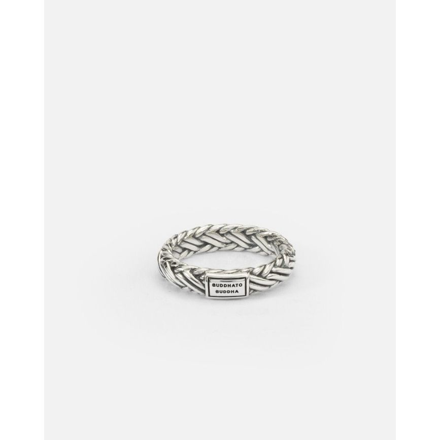De Katja XS Ring, met zijn verfijnde gevlochten design, belichaamt puur vakmanschap. Ge&iuml;nspireerd door de iconische Katja-schakel, is deze sterling zilveren ring zowel een statement op zich als een tijdloze toevoeging aan je collectie. Ontworpen in Amsterdam en met toewijding handgemaakt in Zuidoost-Azi&euml;, vormt deze ring een harmonieuze combinatie met andere Buddha to Buddha sieraden. Welk verhaal vertel jij met deze zilveren ring?