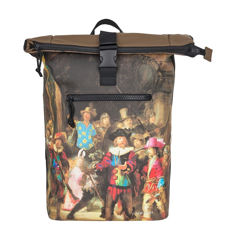 New Rebels Mart Arts &ndash; New York Nachtwacht Rolltop Backpack 16L &ndash; Mocca
De New Rebels Mart Arts New York Nachtwacht Rolltop Backpack 16L is een stijlvolle en praktische rugzak met een opvallende all-over print in Mocca. Dankzij het ruime formaat van 30 x 12 x 43 cm en de inhoud van 16 liter is deze rolltop backpack ideaal voor dagelijks gebruik, werk, school of onderweg.
Het moderne rolltop design geeft de rugzak een eigentijdse uitstraling en zorgt ervoor dat je de tas gemakkelijk kunt openen en sluiten. De combinatie van het unieke New Rebels design en de warme Mocca kleur maakt deze rugzak een veelzijdige accessoire die eenvoudig te combineren is met verschillende outfits.

De Mart Arts New York Nachtwacht is gemaakt van 100% PU (polyurethaan). Dit materiaal is praktisch in gebruik en geeft de rugzak een moderne, verzorgde uitstraling. Met een inhoud van 16 liter biedt de backpack voldoende ruimte voor je dagelijkse benodigdheden.

Productdetails
Merk: New Rebels
Model: Mart Arts &ndash; New York Nachtwacht
Type: Rolltop Backpack
Inhoud: 16 liter
Kleur: All over print &ndash; Mocca
Kleurcode: 88
Materiaal: 100% PU
Afmetingen: 30 x 12 x 43 cm
Land van herkomst: China (CN)
Stijlvol en praktisch voor elke dag
De New Rebels Mart Arts New York Nachtwacht 16L is een uitstekende keuze voor iedereen die een praktische rugzak wil combineren met een opvallend en trendy design. Of je hem nu gebruikt voor werk, school, een dagje stad of onderweg, deze New Rebels rolltop rugzak biedt ruimte, comfort en een eigentijdse uitstraling.