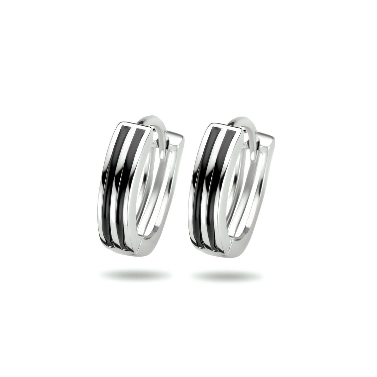 Gerhodineerd 925 zilveren klapoorringen uitgevoerd metzwartemaille. De oorringen hebben een afmeting van 13x3mm.
