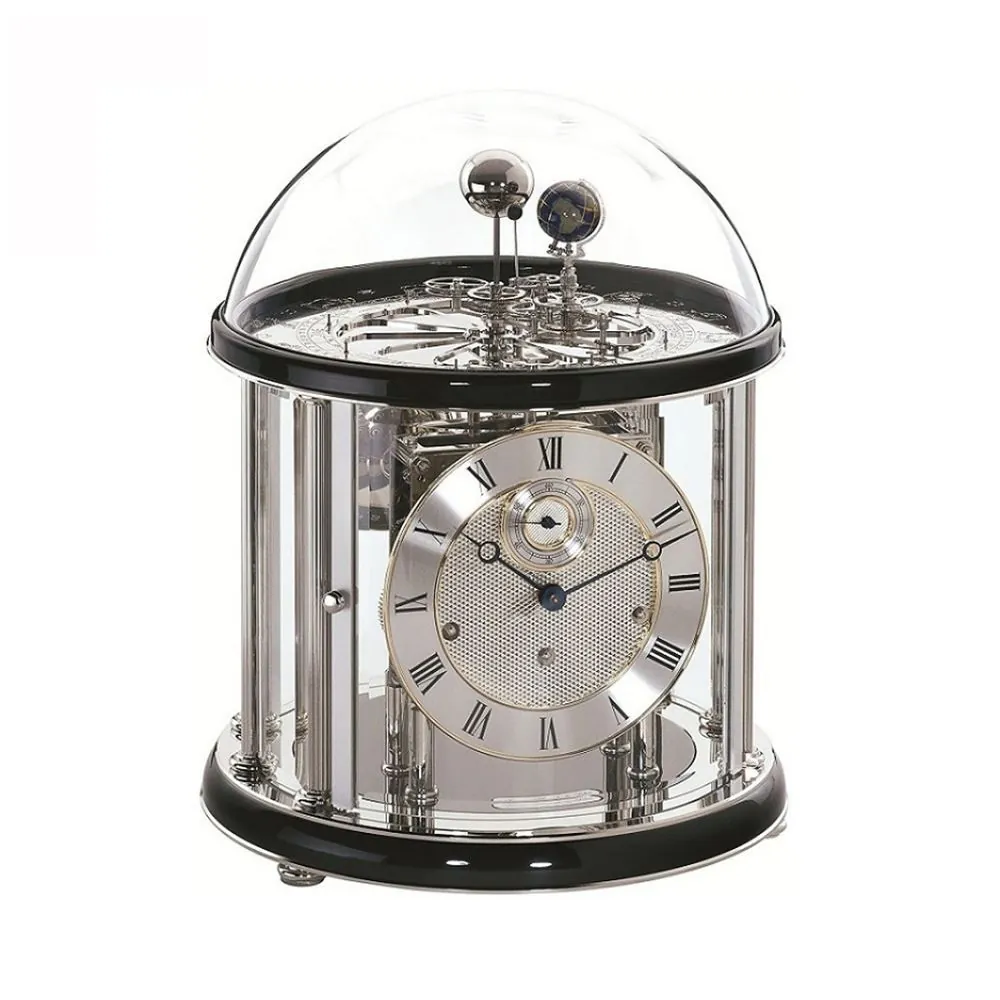 De Hermle 22823 is een elegant uurwerk met nauwkeurige mechanica en een stijlvol design. De klok heeft een glazen omhulsel, een helder zichtbare wijzerplaat en duurzame materialen. Echt een eye catcher!