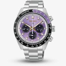 De PROSPEX SPEEDTIMER HBJ005P1 is een stijlvolle polshorloge met een zilverkleurige roestvrijstalen kast en band. Het horloge heeft een datumfunctie en een kastdiameter van 41,4 mm. Draag het horloge dagelijks om je look een elegante uitstraling te geven. Perfect voor zowel formele als casual gelegenheden.