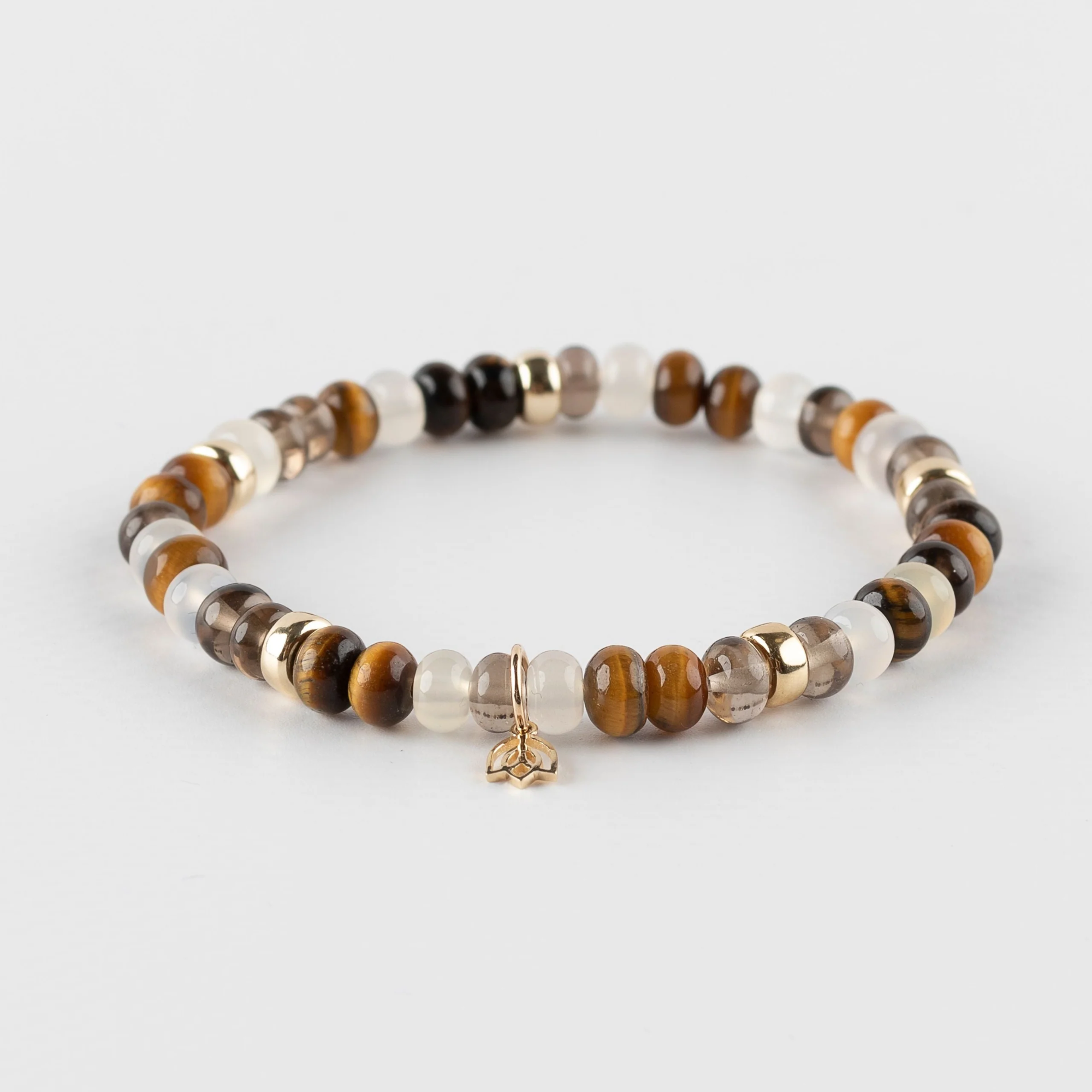 Y&G Edelsteen armband met tiger oog, witte maansteen en tea kwarts. Eye of the Tiger
Edelstenen armband (6x4mm kralen) en Vijf 14 krt gouden beads & tulp logo.