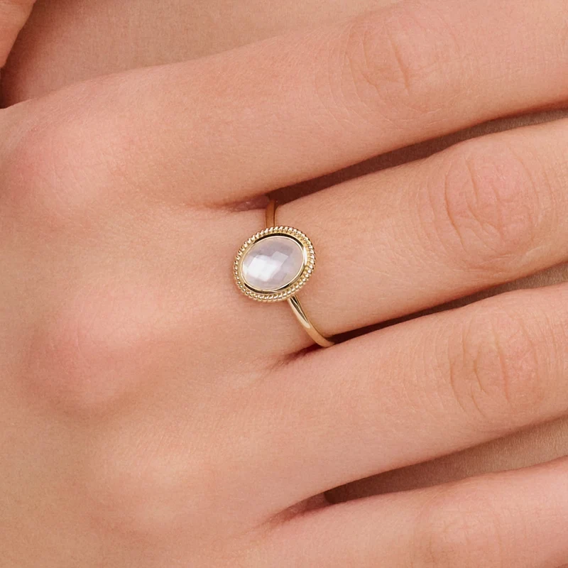 Deze ring  is gemaakt van 14 karaat goud en heeft een kwartssteen. Met maat 56 valt hij binnen de categorie sieraden, specifiek een goudkleurige ring. Draag deze elegante ring op een speciale gelegenheid of combineer met subtiele, gouden accessoires voor een verfijnde dagelijkse look. Perfect voor elke liefhebber van gouden sieraden.