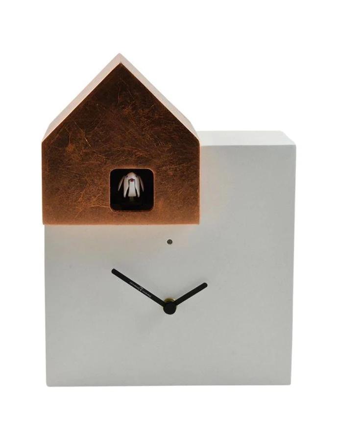 Moderne koekoeksklok van het bekende italiaanse merk Diamantini. Het huisje is in bijna alle kleuren te verkrijgen. Nu in de winkel met zwart huisje erop. De klok is ontworpen door Arianna Subri en heet Ettore en is voorzien van een wijzerplaat met zwarte strakke wijzers.