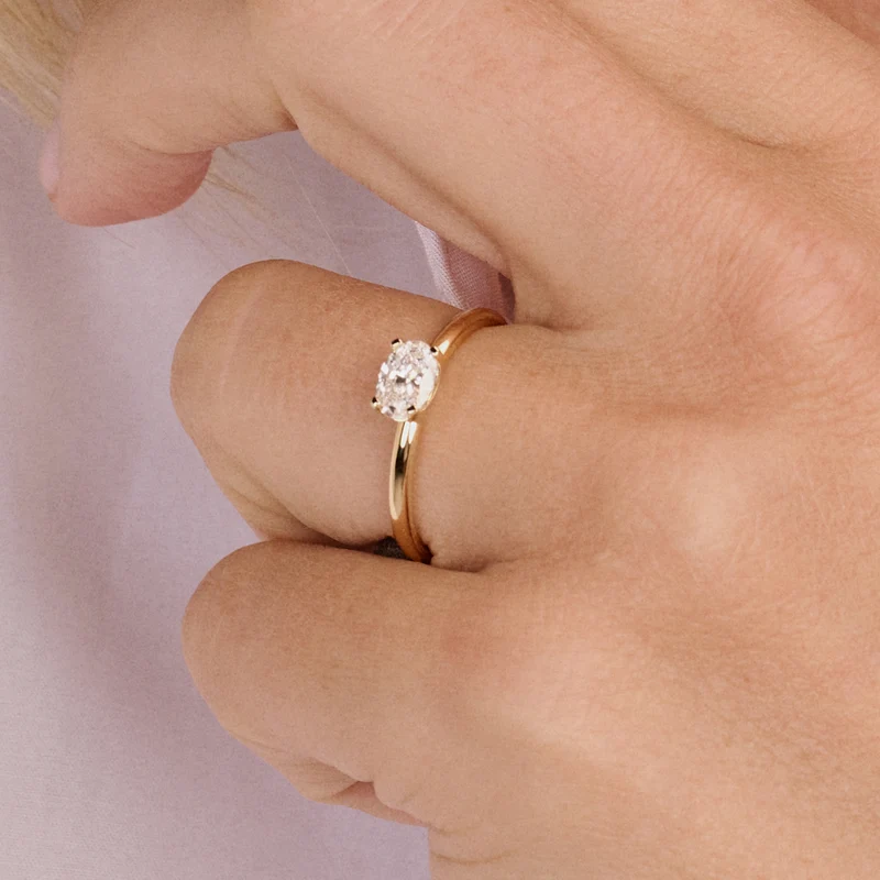 De Blush Ring LG Diamonds, modelnummer LG1074Y/54, is een elegante ring van goud, perfect voor dagelijkse gelegenheden. Deze goudkleurige ring maat 54 is de perfecte aanvulling op je sieradencollectie. Draag deze verfijnde ring solo voor een subtiele uitstraling of combineer met andere ringen voor een modieuze look. Ideaal voor elk moment.
