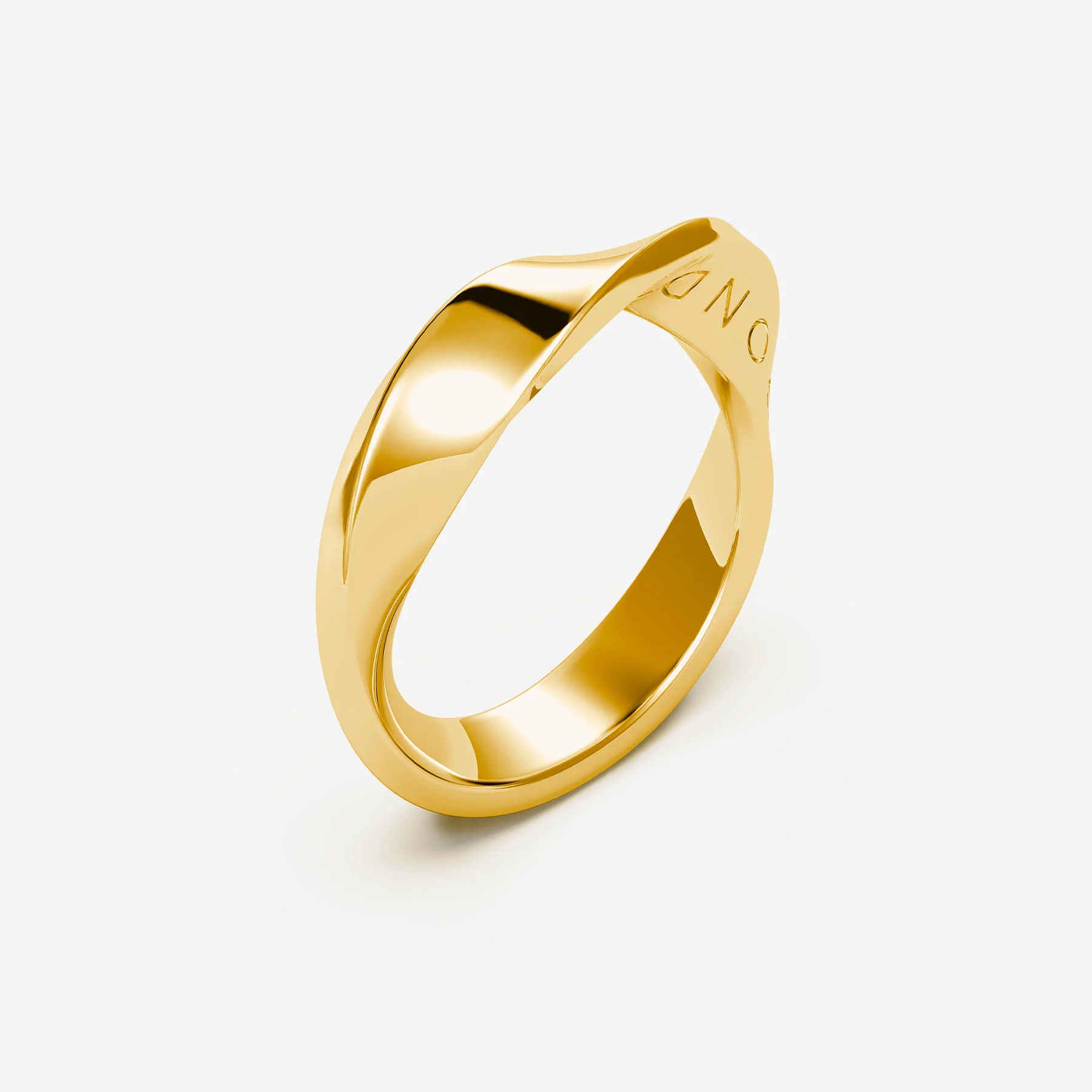 De Pianegonda messing ring met goudvergulding PSC41 is een verfijnd juweel dat stijl en elegantie uitstraalt. Draag deze ring als een opvallend statementstuk op de middelvinger of wijsvinger voor een modieuze look. Door te combineren met andere gouden sieraden cre&euml;er je een harmonieuze en luxueuze uitstraling. Ideaal voor zowel dagelijkse als speciale gelegenheden.