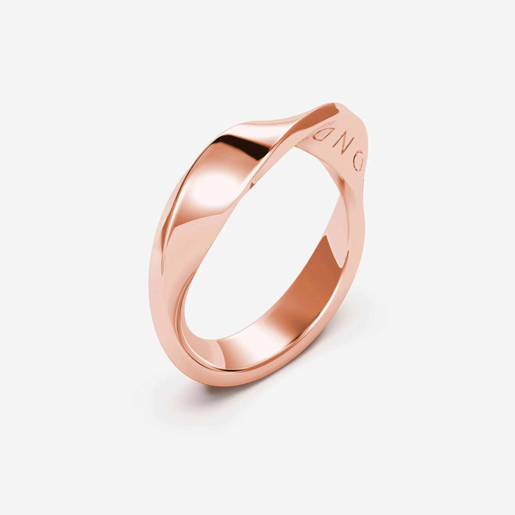 De Pianegonda PSC40C ring is een elegante messingen ring met een prachtige ros&eacute;goudplatering. Deze juweel voegt verfijning toe aan elke outfit. Draag hem solo voor een subtiele stijl of combineer met andere ringen voor een gedurfde look. Perfect voor zowel dagelijks gebruik als speciale gelegenheden. Een veelzijdig sieraad voor jouw collectie.