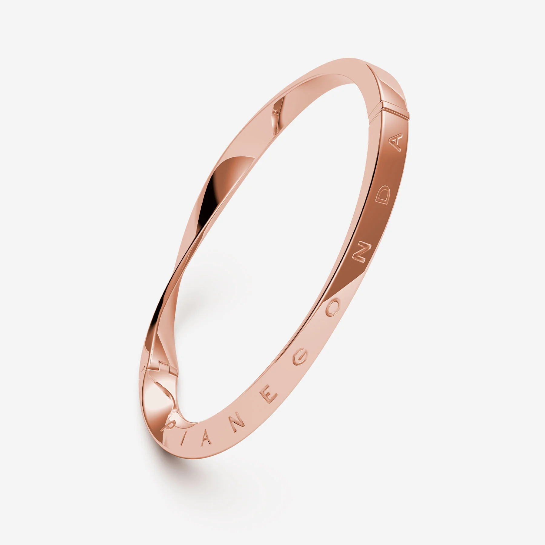 De Pianegonda armband van messing met ros&eacute;goud plating, modelnummer PSC18, valt in de categorie 'Sieraad'. Deze verfijnde armband voegt een elegante touch toe aan elke outfit. Draag hem solo voor een subtiele look of combineer met andere sieraden voor een gewaagd statement. Perfect voor zowel casual als formele gelegenheden.