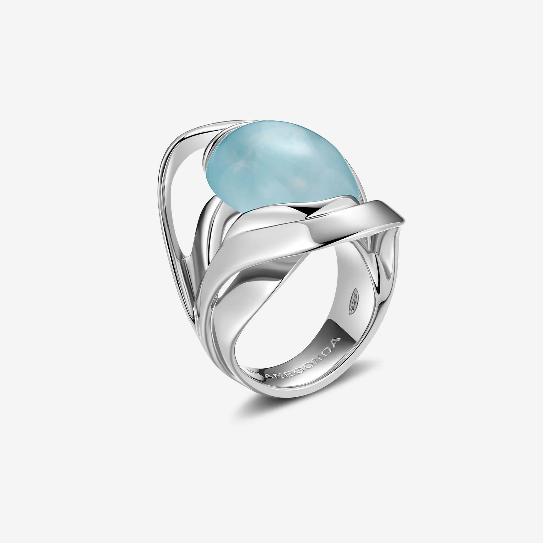 De Pianegonda ring zilver Scripta met aquamarijn, modelnummer PSC38D, is een elegante ring van 925 sterlingzilver in zilverkleur. Met een maat 57 en een prachtige aquamarijnsteen, straalt deze ring verfijning uit. Ideaal te dragen als opvallend statement piece of in combinatie met andere zilveren sieraden voor een stijlvolle en gelaagde look.