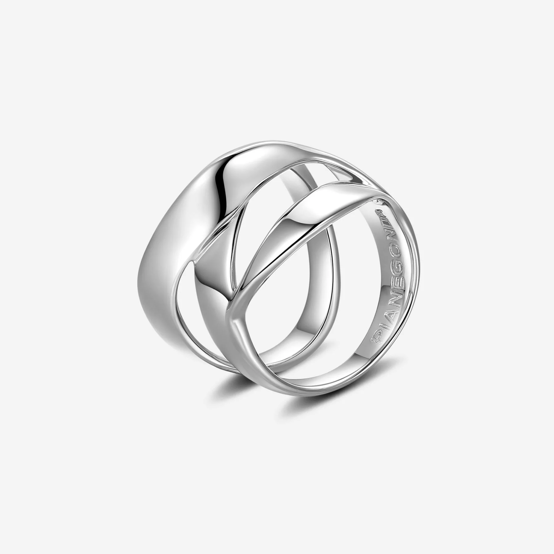 De Pianegonda ring zilver Scripta PSC35D is een elegante sieradencategorie ring met zilveren afwerking. Met een juweelgrootte van 1.8 is het een opvallend modeaccessoire. Draag deze ring als een statement stuk aan je ring- of middelvinger voor een verfijnde look. Perfect voor zowel dagelijkse elegantie als speciale gelegenheden.