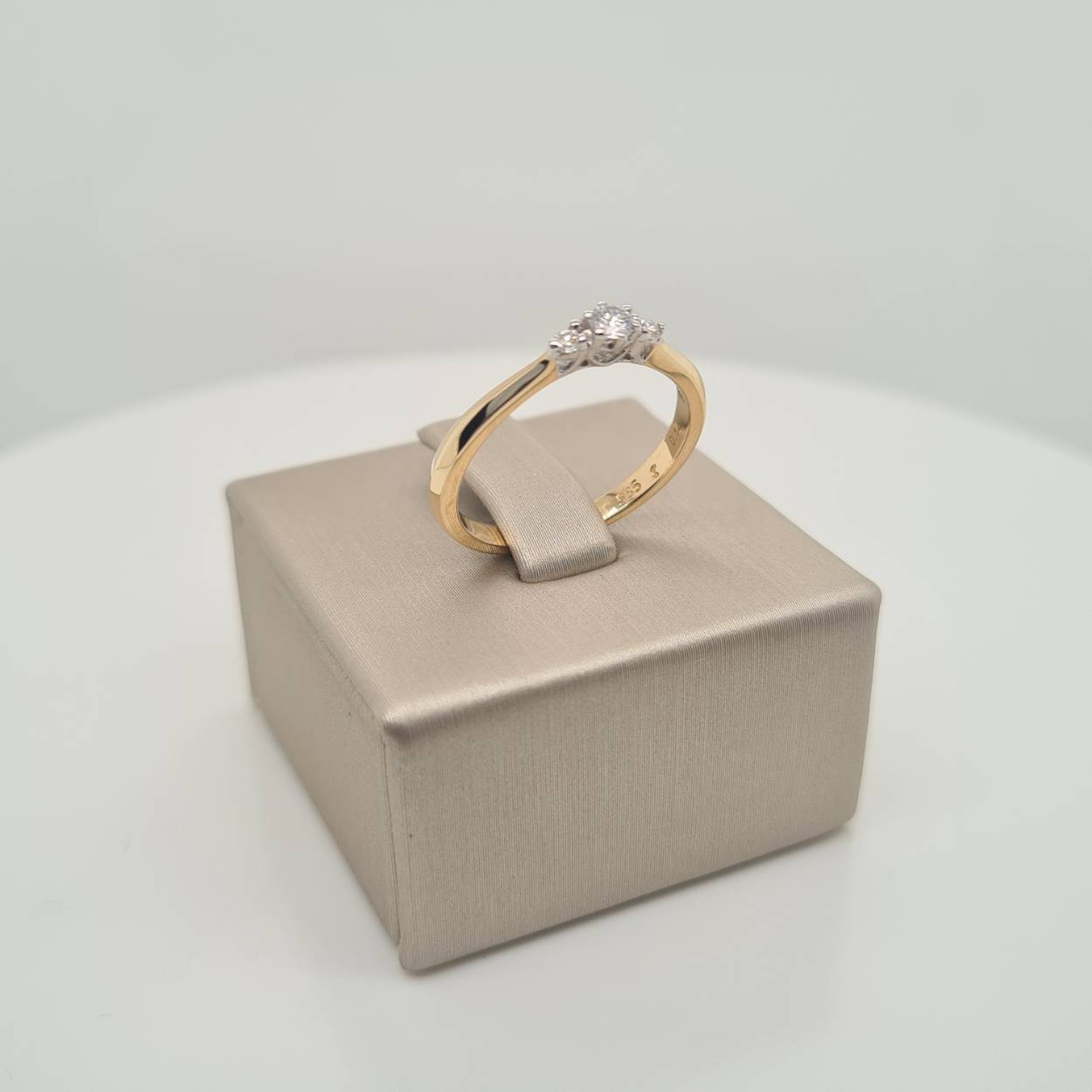 14krt gouden ring met diamant