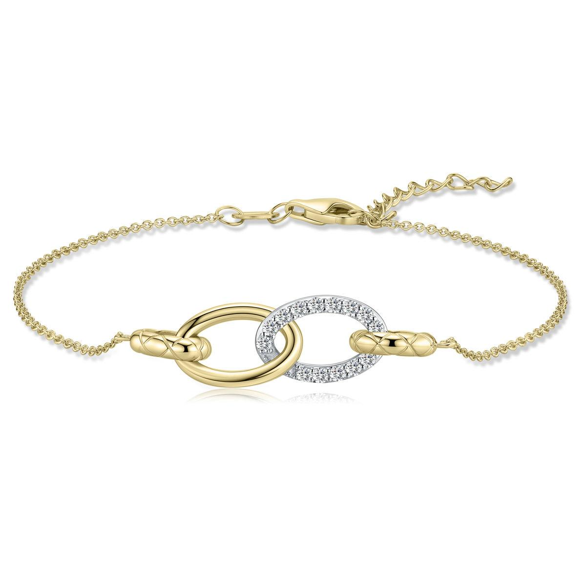 Deze Gisser armband is goud verguld en bevat twee open ovale vormen met fonkelende zirkonia's. Met zijn elegante design is het een prachtig sieraad voor elke gelegenheid. Draag het solo voor een subtiele uitstraling of combineer met andere armbanden voor een trendy gelaagde look. Een verfijnde keuze voor elke sieradenliefhebber.