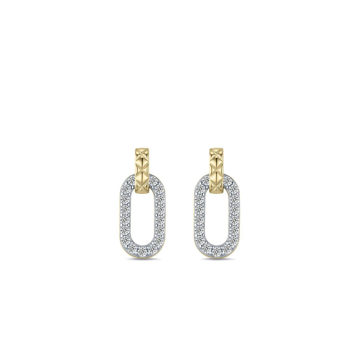 Deze Gisser oorstekers zijn verguld en hebben een ovale vorm met schitterende zirkonia's. Perfect voor elke gelegenheid, deze luxe oorbellen voegen een vleugje elegantie toe aan elke outfit. Draag ze bij zowel casual als formele kleding voor een verfijnde look die indruk maakt.