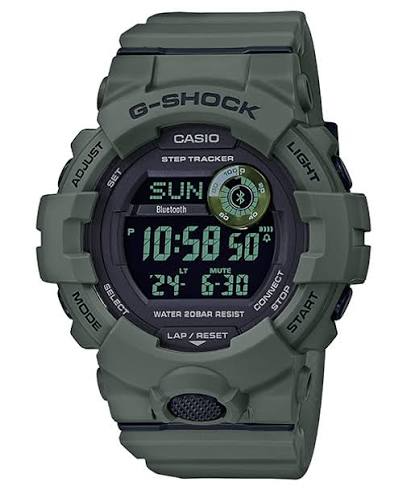 De GBD-800UC-3ER digitale horloge biedt veelzijdige functies zoals een datumfunctie. Met een robuuste plastic en siliconen kast en een groene band is het ideaal voor sportieve activiteiten. Draag het comfortabel tijdens workouts of casual uitstapjes voor een stijlvolle en functionele look. Perfect voor moderne, actieve levensstijlen en dagelijkse avonturen.