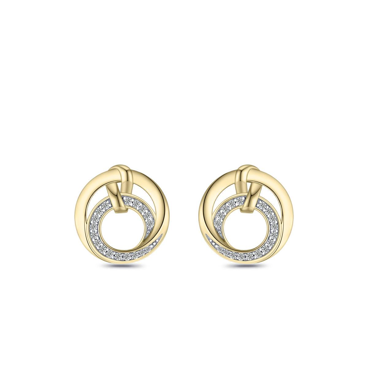 Deze Gisser oorstekers zijn verguld en bevatten twee cirkels met zirkonia's. Deze elegante oorbellen zijn perfect voor zowel dagelijkse als formele gelegenheden en accentueren elke outfit met een vleugje glamour. Draag deze tijdloze stukken met opgestoken haar voor maximale impact.