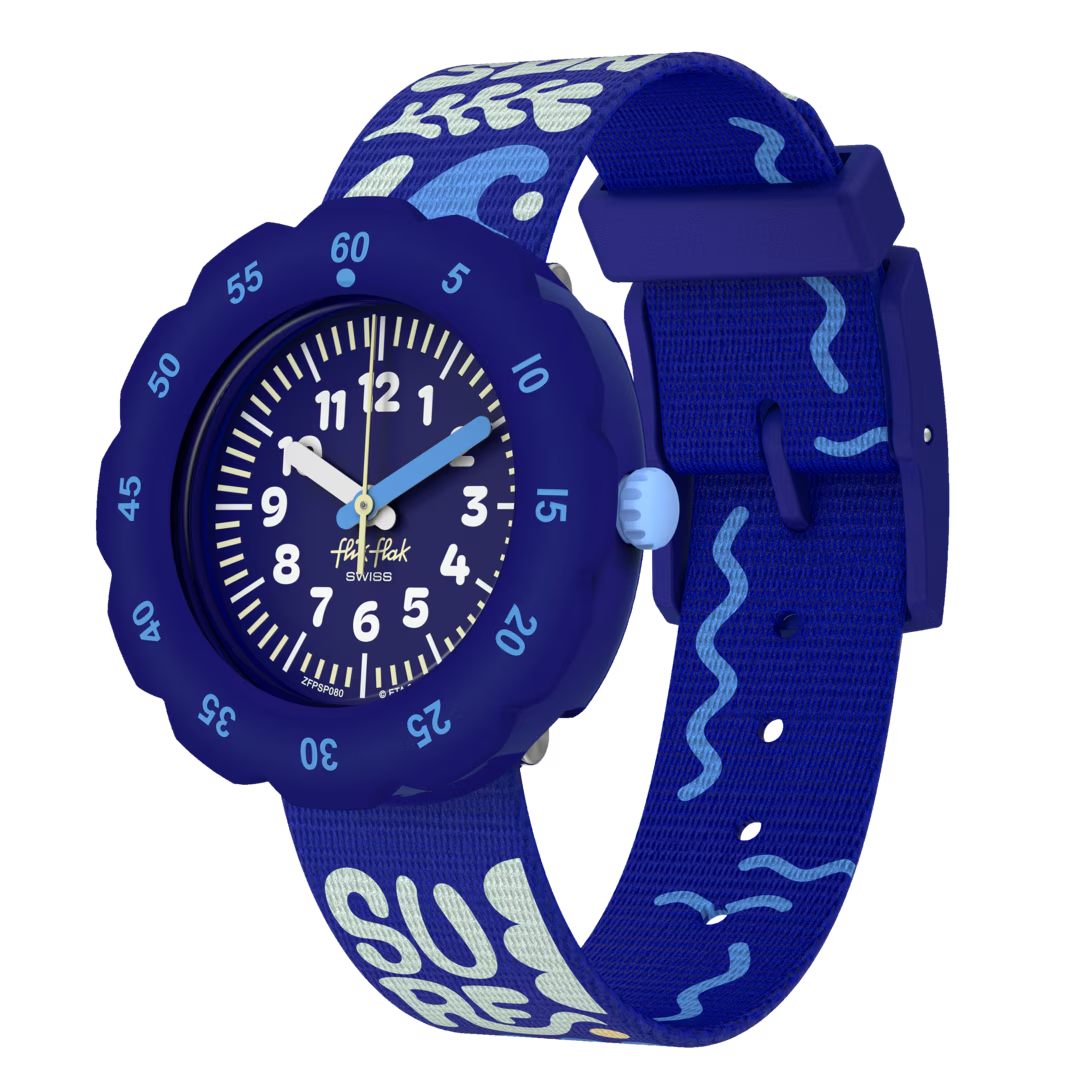 SURFING ESSENTIALS is een knalblauw kinderhorloge met een horlogeband met surf-vibes. De draaiende ring helpt kinderen leren klokkijken en maakt dit een leuk maar toch praktisch cadeau voor jonge surfertjes.
