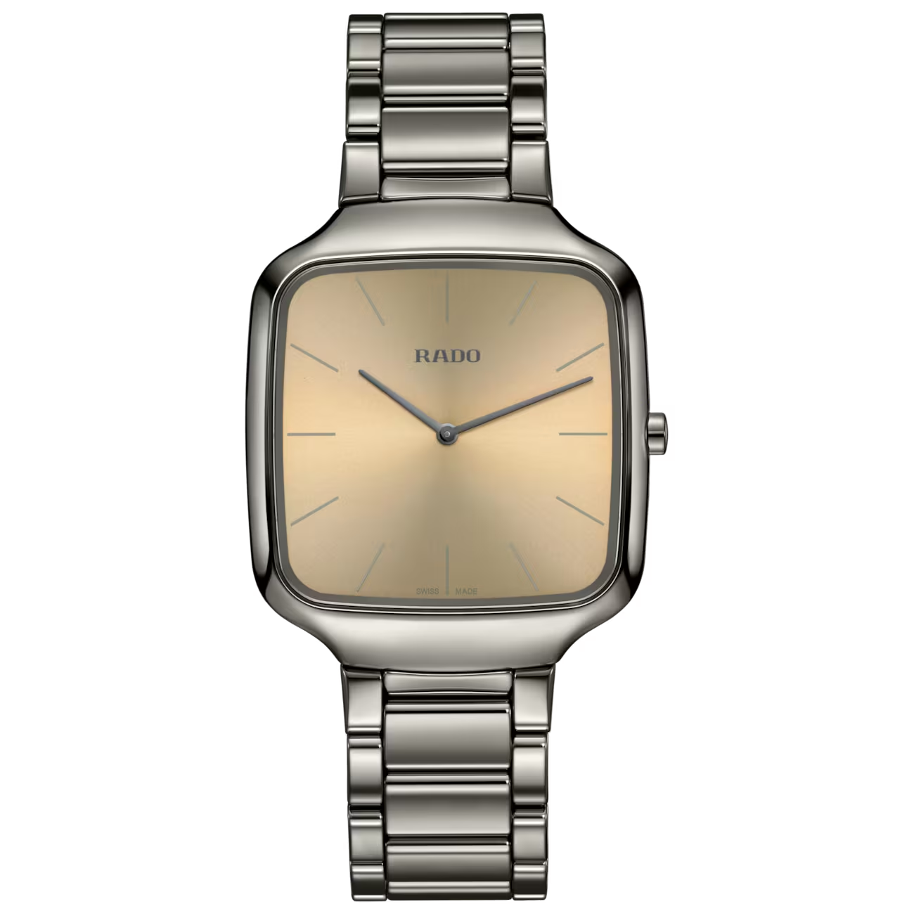 De Rado True Square Thinline belichaamt de perfecte harmonie tussen baanbrekende technologie, verfijnd design en uitzonderlijk draagcomfort. Met een profiel van slechts 5,0 mm is dit het dunste horloge van Rado in hightech keramiek &mdash; een meesterwerk van minimalistische elegantie en Zwitserse precisie.

De gepolijste kast en band in plasma-behandeld hightech keramiek onderscheiden zich door hun subtiele, metallic glans en warme, verfijnde uitstraling. Wat begint als wit hightech keramiek, ondergaat een geavanceerd plasmaproces dat het materiaal op moleculair niveau transformeert, zonder de uitzonderlijke eigenschappen ervan aan te tasten. Het resultaat is een karaktervolle afwerking die innovatie en tijdloze luxe naadloos verenigt.

Onder het vlakke saffierglas ontvouwt zich een champagnekleurige wijzerplaat met een elegant zonnestraalmotief. Fijn bedrukte indexen en gepolijste wijzers met een PVD-titaniumcoating zorgen voor een subtiel samenspel van licht, contrast en optimale leesbaarheid.

Het ultradunne, 13-steens quartz uurwerk R420, met een dikte van amper 1,53 mm, vormt het technologische hart van dit uitzonderlijke ontwerp. Dankzij de naadloze integratie van kast en band ontstaat een harmonieus silhouet dat zich moeiteloos om de pols vormt.

De Rado True Square Thinline is meer dan een horloge. Het is een statement van ingetogen luxe, innovatieve verfijning en compromisloze elegantie.