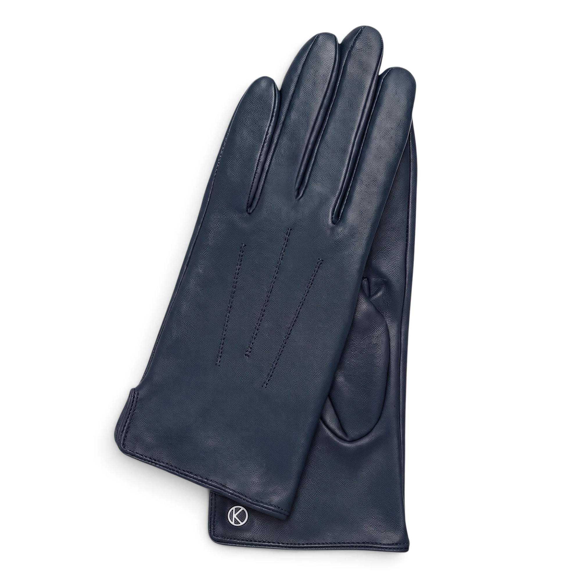 Kessler leren handschoenen &ndash; soepel leer en perfecte pasvorm

Ervaar optimaal draagcomfort met de Kessler leren handschoen. Deze stijlvolle handschoen is gemaakt van soepel leer en sluit perfect aan op de hand voor een comfortabele, natuurlijke pasvorm. De zachte vliesvoering zorgt voor een aangenaam gevoel, terwijl de naad aan de bovenzijde van de hand bijdraagt aan de karakteristieke uitstraling.

De Kessler handschoen combineert hoogwaardige materialen, een verfijnde afwerking en tijdloze elegantie. Ideaal voor wie op zoek is naar een comfortabele leren handschoen met een stijlvolle uitstraling.

Kenmerken:

Gemaakt van soepel leer
Perfecte pasvorm en optimaal draagcomfort
Zachte vliesvoering
Naad aan de bovenzijde van de hand
Voorzien van het Kessler-logo
Tijdloos en stijlvol design
Kies voor de kwaliteit en het comfort van Kessler en maak je outfit compleet met een elegante leren handschoen.

Otto Kessler leren handschoenen &ndash; stijlvol en warm
Sinds 1923 staat Otto Kessler bekend om hoogwaardige leren handschoenen voor dames en heren. De handschoenen combineren Duits vakmanschap met comfort, kwaliteit en een tijdloze uitstraling.

De handgemaakte leren handschoenen zijn verkrijgbaar in stijlvolle, klassieke kleuren en passen perfect bij iedere wintergarderobe. Dankzij het soepele leer voelen ze aan als een tweede huid en blijven je handen heerlijk warm.

Waarom kiezen voor Otto Kessler?

Hoogwaardige leren handschoenen voor dames en heren
Stijlvol design in klassieke kleuren
Soepel leer en optimaal draagcomfort
Tijdloze kwaliteit voor koude winterdagen