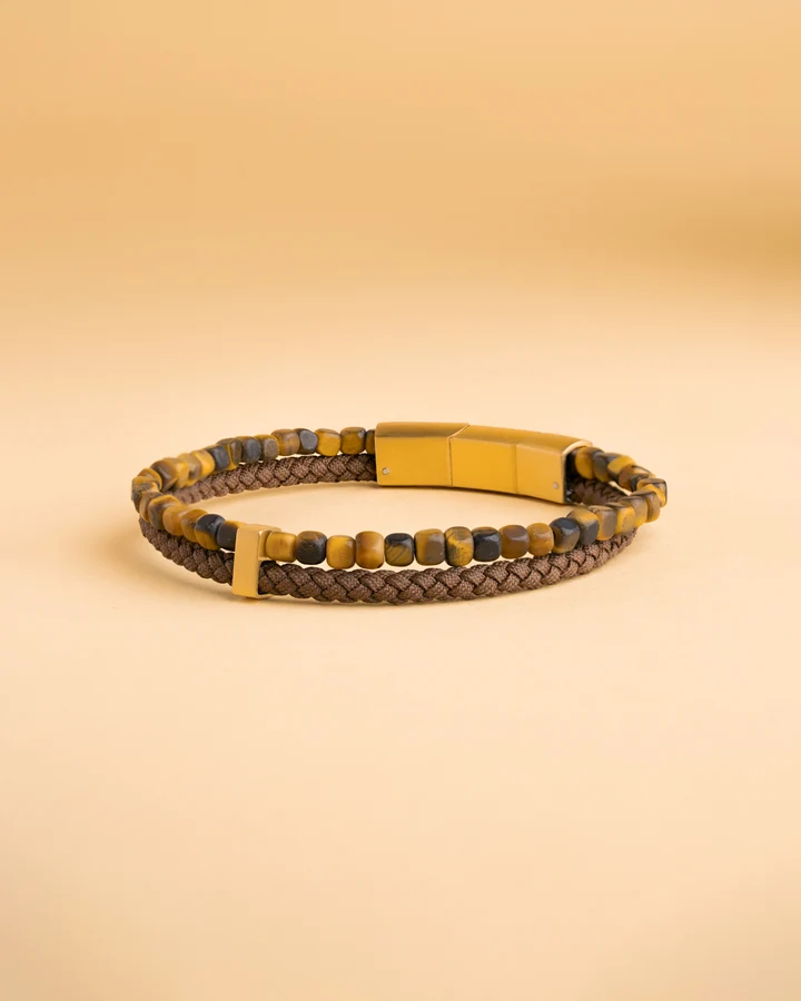 De armband dubbele band  in de maat M-L in de kleur  Leo Brown , valt op door zijn canvas materiaal en zijn elegante design als een armband voor elke gelegenheid. Met een juweelmaat van 210 past hij perfect om de pols. Draag het als een stijlvolle aanvulling op je outfit, solo of samen met andere armbanden voor een gelaagde look.