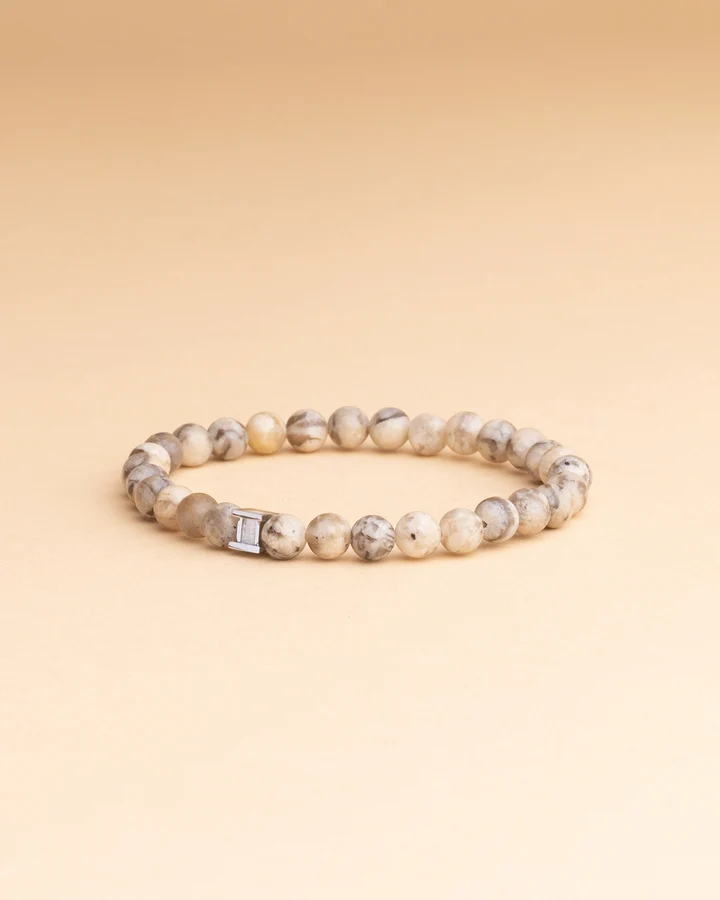 Deze armband  is een stijlvolle armband gemaakt van kralen in de kleur mat Dune, maat L. De armband heeft een juweelmaat van 210 mm . De armband draagt het beste comfortabel om de pols en voegt een subtiel elegant accent toe aan elke outfit.