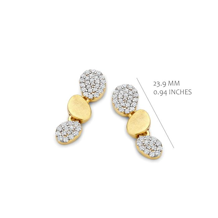 Goudkleurige oorringen met zirconia. De oorringen zijn 2.5 cm lang