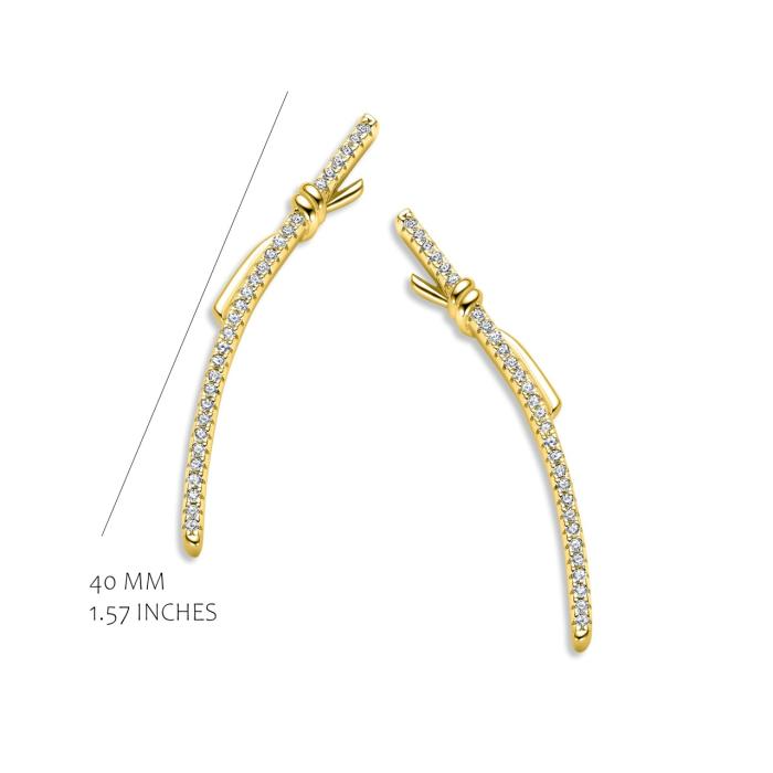 Goudkleurige oorringen gezet met zirconia. De oorringen zijn 4 cm lang
