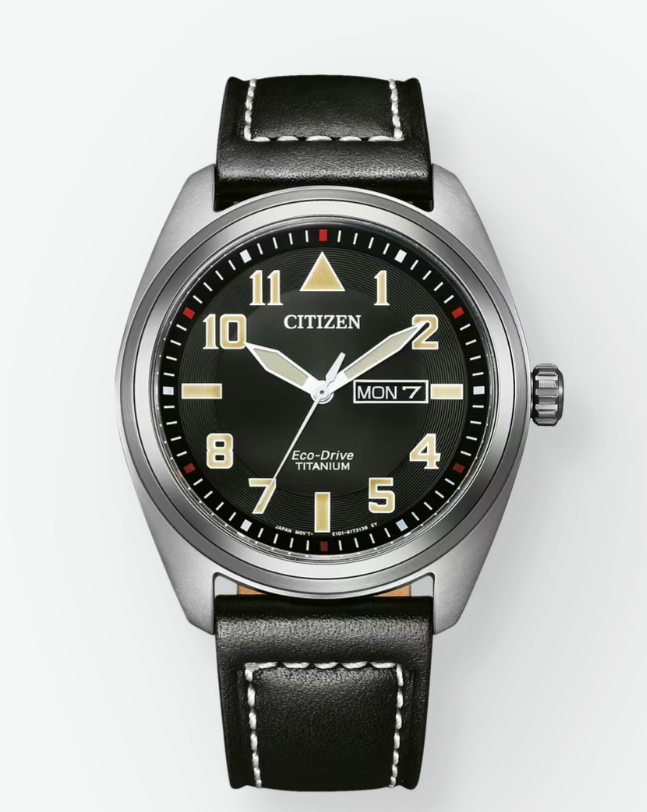 Die HAU Citizen Eco Drive Titan Lederband E101, Modellnummer BM8560-29EC, besticht durch ein 42mm rundes Geh&auml;use aus Titan, ein schwarzes Zifferblatt und analoger Anzeige. Das kratzfeste Saphirglas sch&uuml;tzt die Uhr. Mit Datumfunktion und einem schwarzen Lederarmband ist sie ideal f&uuml;r den t&auml;glichen Gebrauch. Perfekt f&uuml;r den eleganten, zeitlosen Look.