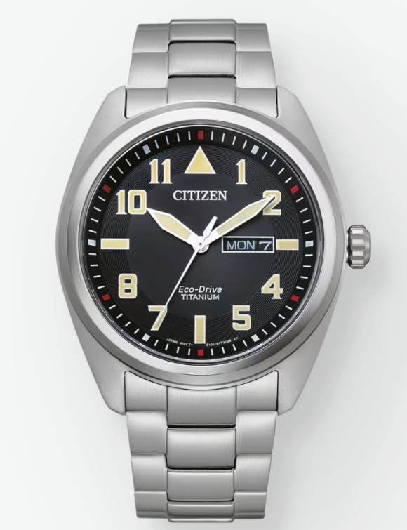 Die HAU Citizen Eco Titan Drive Metallband E101 (Modellnummer BM8560-88EC) ist eine analoge Armbanduhr mit einem 42 mm runden Geh&auml;use aus Titan und Saphirglas. Merkmale sind ein schwarzes Zifferblatt mit Streifenmuster, ein silberfarbenes Titanarmband, datumsfunktion und solarbetriebene Bewegung. Wasserdicht bis 100 Meter. Perfekt f&uuml;r den t&auml;glichen Gebrauch und elegante Anl&auml;sse.