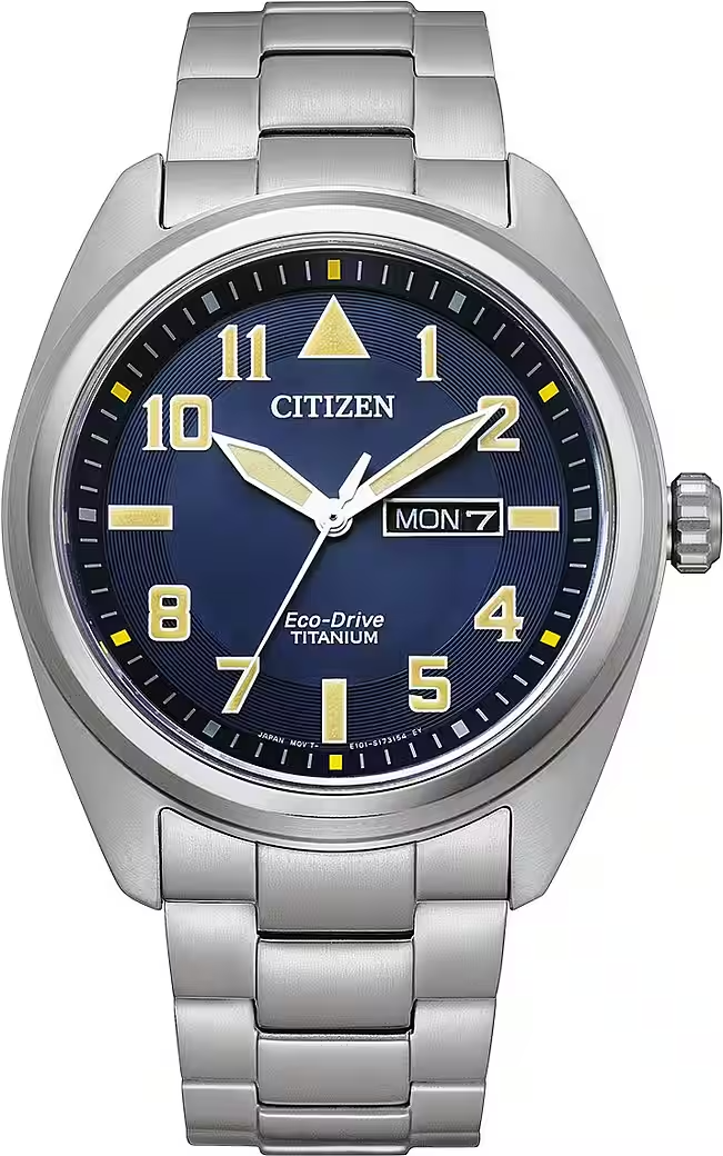 Die Citizen Eco Drive Modellnummer BM8560-88LC ist eine elegante Armbanduhr mit einem Geh&auml;use und Armband aus Titan. Sie verf&uuml;gt &uuml;ber ein blaues Zifferblatt mit Streifenindex, Saphirglas und eine analoge Solarbewegung. Die Uhr ist bis 100 Meter wasserdicht und hat eine Datumsfunktion. Perfekt f&uuml;r den t&auml;glichen Gebrauch oder formelle Anl&auml;sse.