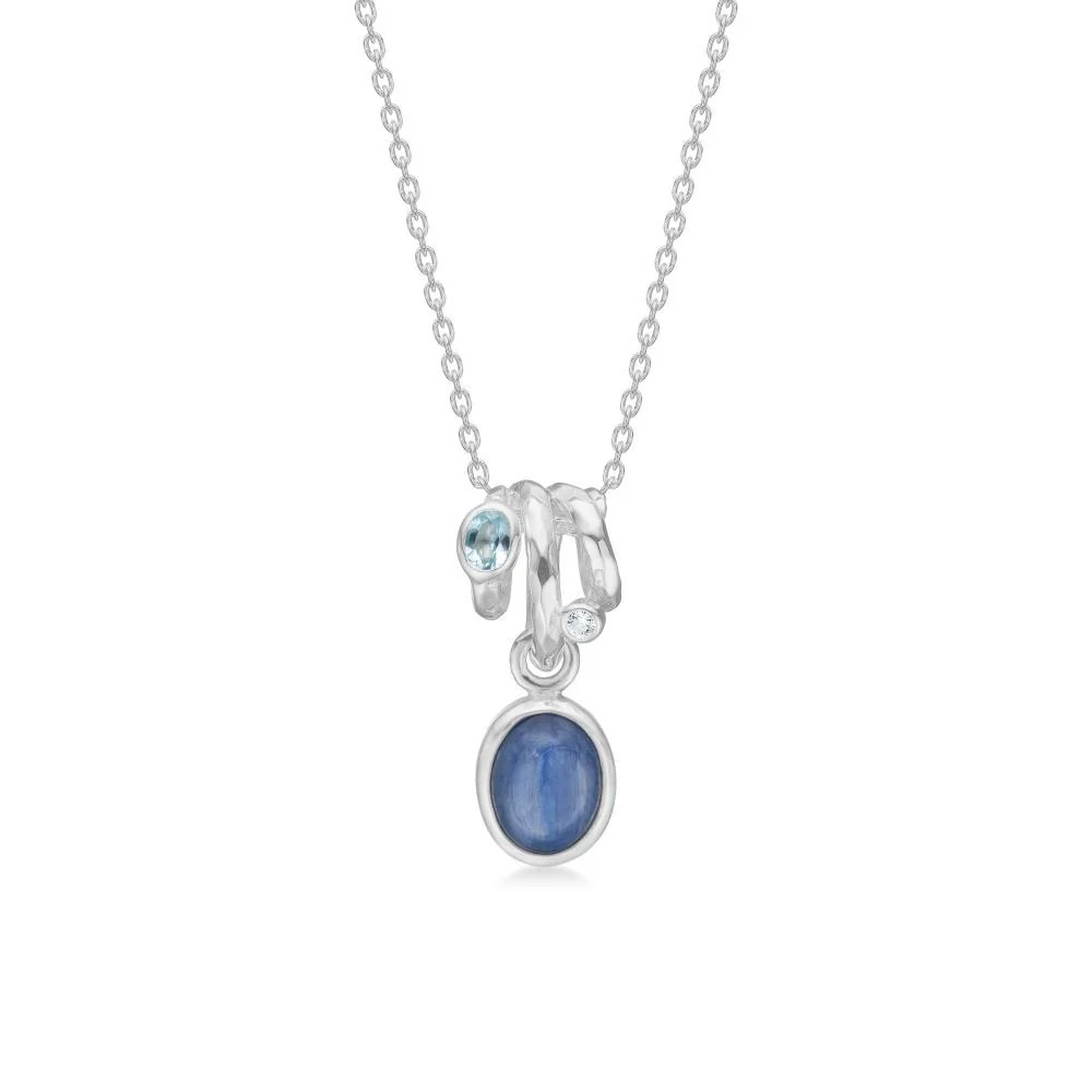 Deze sterling zilveren ketting heeft een hanger versierd met een 10 x 8 mm kyaniet, een 4 x 3 mm blauwe topaas en een 2 mm zirkonia. De ketting heeft een lengte van 45 cm.