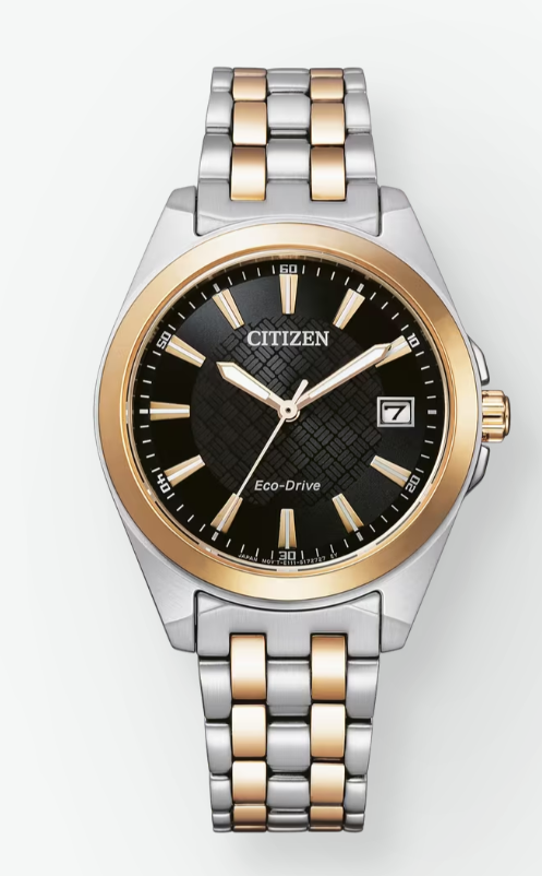 Der Citizen Eco Drive DAU Modell E1213-85E ist eine stilvolle Armbanduhr mit einem 33,5 mm Edelstahlgeh&auml;use und einem gold-silbernen Edelstahlarmband. Merkmale umfassen ein schwarzes Zifferblatt mit Streifen, analoge Anzeige, Saphirglas, Solar-Uhrwerk und Datumfunktion. Wasserdicht bis 100m. Perfekt f&uuml;r elegante Anl&auml;sse und den t&auml;glichen Gebrauch. Ideal, um klassisch und zeitlos zu wirken.