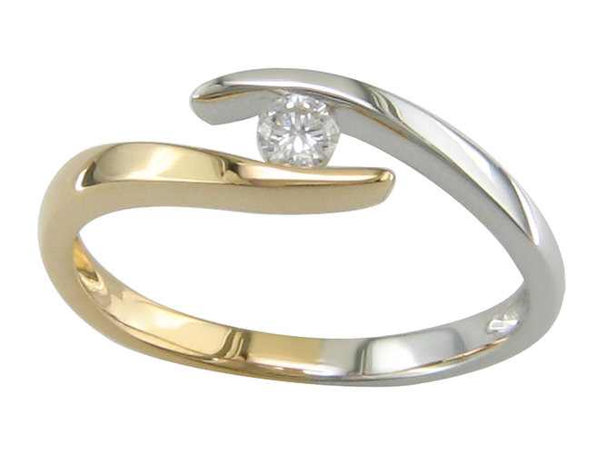 De Solitair ring is een prachtig verlovingsring gemaakt van 18-karaats goud. De ring straalt elegantie uit met zijn goudkleurige afwerking. Draag deze tijdloze klassieker tijdens een speciale gelegenheid om je liefde en toewijding te symboliseren. Perfect voor een verloving.