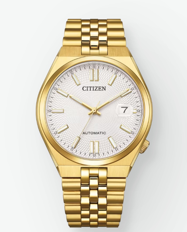 Der HAU Citizen Tscyosa Automatic mit Modellnummer NK0022-50A ist eine elegante Armbanduhr mit 40 mm Geh&auml;usegr&ouml;&szlig;e. Sie verf&uuml;gt &uuml;ber ein automatisches Uhrwerk, ein goldfarbenes Metallband und ein Edelstahlgeh&auml;use. Mit Datumsfunktion ausgestattet, passt sie perfekt zu formellen Outfits oder stilvollen Freizeitlooks. Ideal f&uuml;r jeden Anlass, egal ob im B&uuml;ro oder bei besonderen Events.