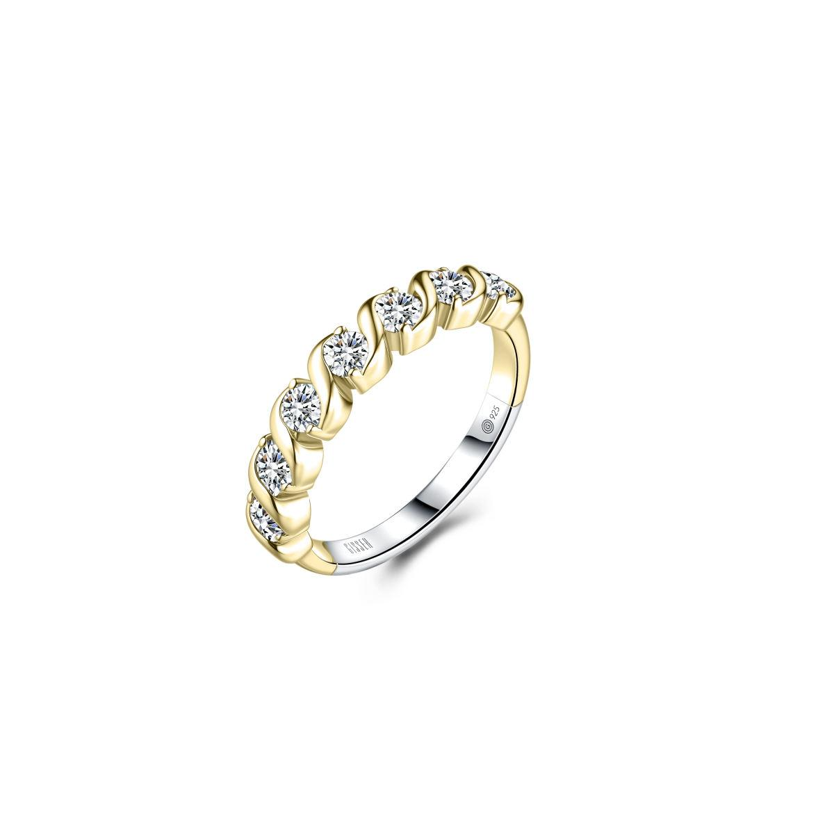 Deze Gisser Ring is verguld en versierd met zirkonia's. Deze elegante ring is specifiek gemaakt voor liefhebbers van ringen. Het beste om te dragen bij speciale gelegenheden of om een dagelijkse outfit een verfijnde touch te geven. Voeg meteen een vleugje glamour toe aan je look!