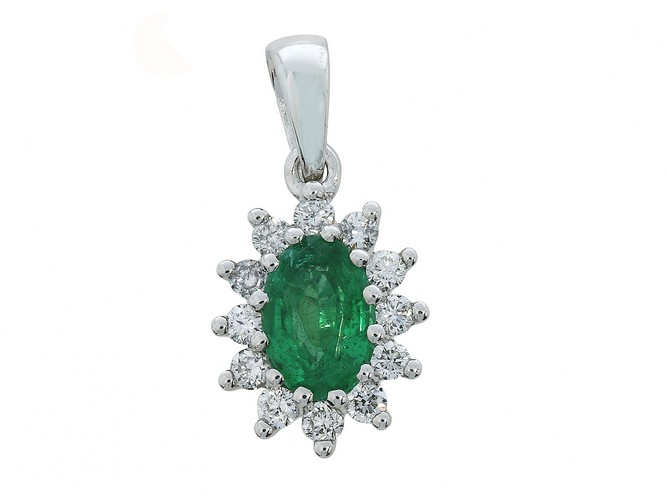 18 Karaat wit gouden hanger met groene smaragd van 0.39ct omringd door 16 briljantjes van in totaal 0.16ct. Een prachtige tijdloze hanger!