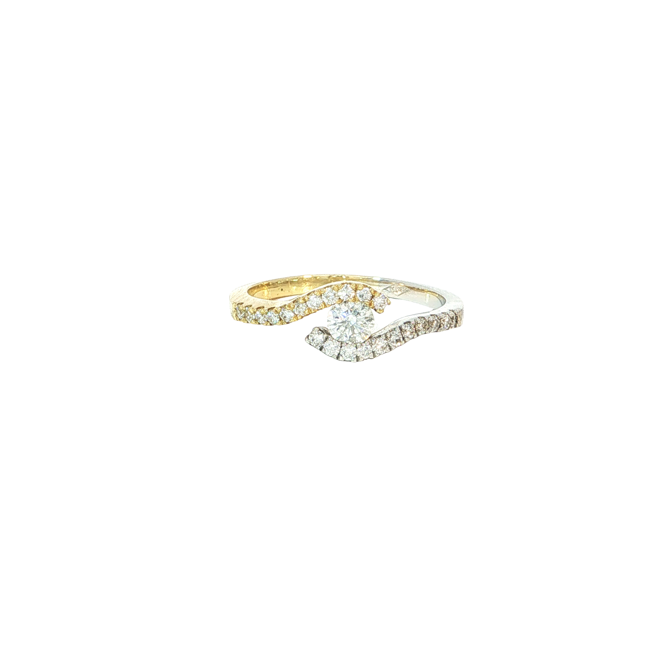 Een verfijnde ring in 18-karaats bicolor goud, waarbij geelgoud en witgoud elegant in elkaar overvloeien. De sierlijke, golvende vorm wordt versterkt door fonkelende briljanten die de ring een luxueuze en vrouwelijke uitstraling geven.

Centraal schittert een ronde diamant, subtiel omlijst door fijne briljanten, waardoor het juweel extra licht en diepte krijgt.