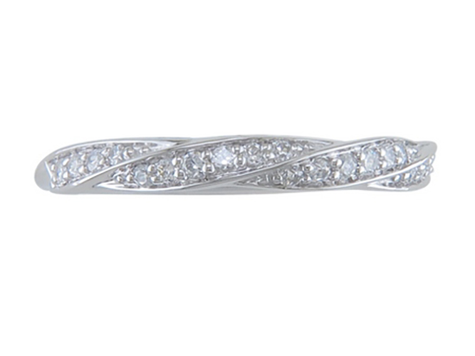 En elegant getorste ring van 18-karaats witgoud half gezet met schitterende briljantjes voor een totaal van 0.21ct. 