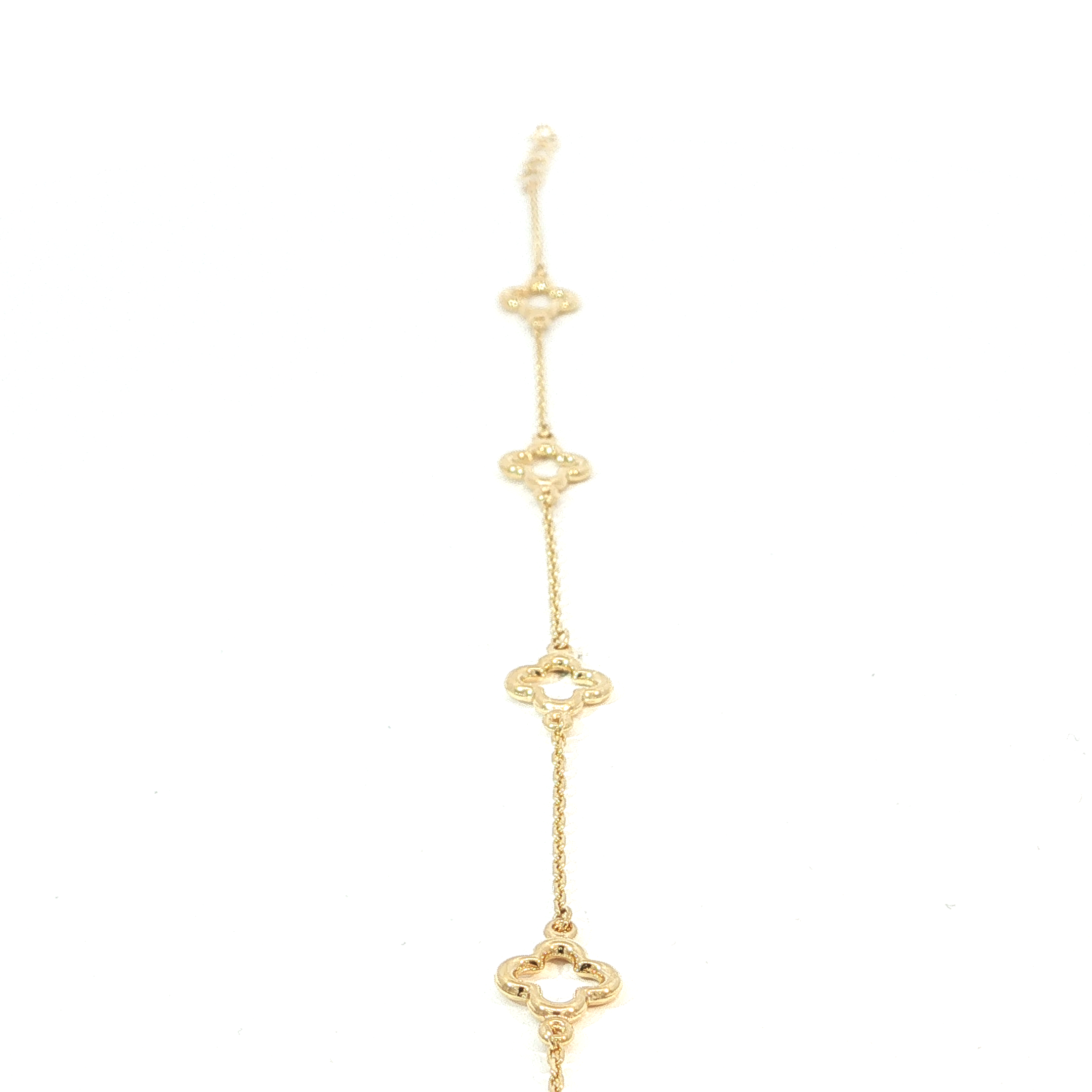 Elegante armband in 18KT goud, afgewerkt met vier opengewerkte klavertjesvier. Het verfijnde design straalt tijdloze elegantie uit en symboliseert geluk en voorspoed. Een subtiel en stijlvol juweel, perfect voor elke gelegenheid.