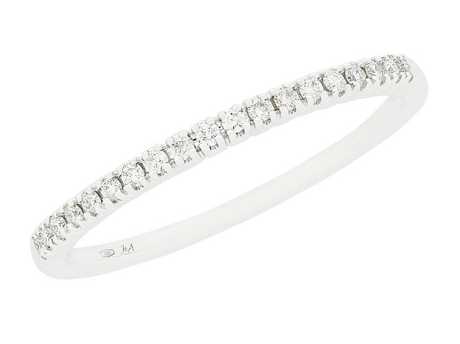 Halve alliance ring in 18kt witgoud met 19 Briljanten voor een totaal van 0.11ct. Een tijdloze klassieker! Draag deze prachtige ring solo voor een minimalistische look, of combineer hem met andere sieraden voor extra glamour.