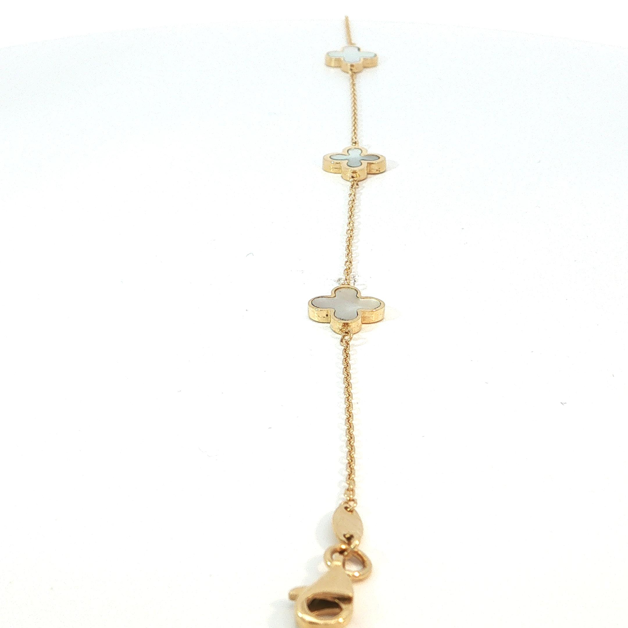 Elegante armband in 18KT goud, afgewerkt met vier klavertjesvier gevuld met parelmoer. De combinatie van goud en stralend wit zorgt voor een frisse, verfijnde en luxueuze uitstraling. Een tijdloos juweel dat pure elegantie en subtiele klasse uitstraalt.