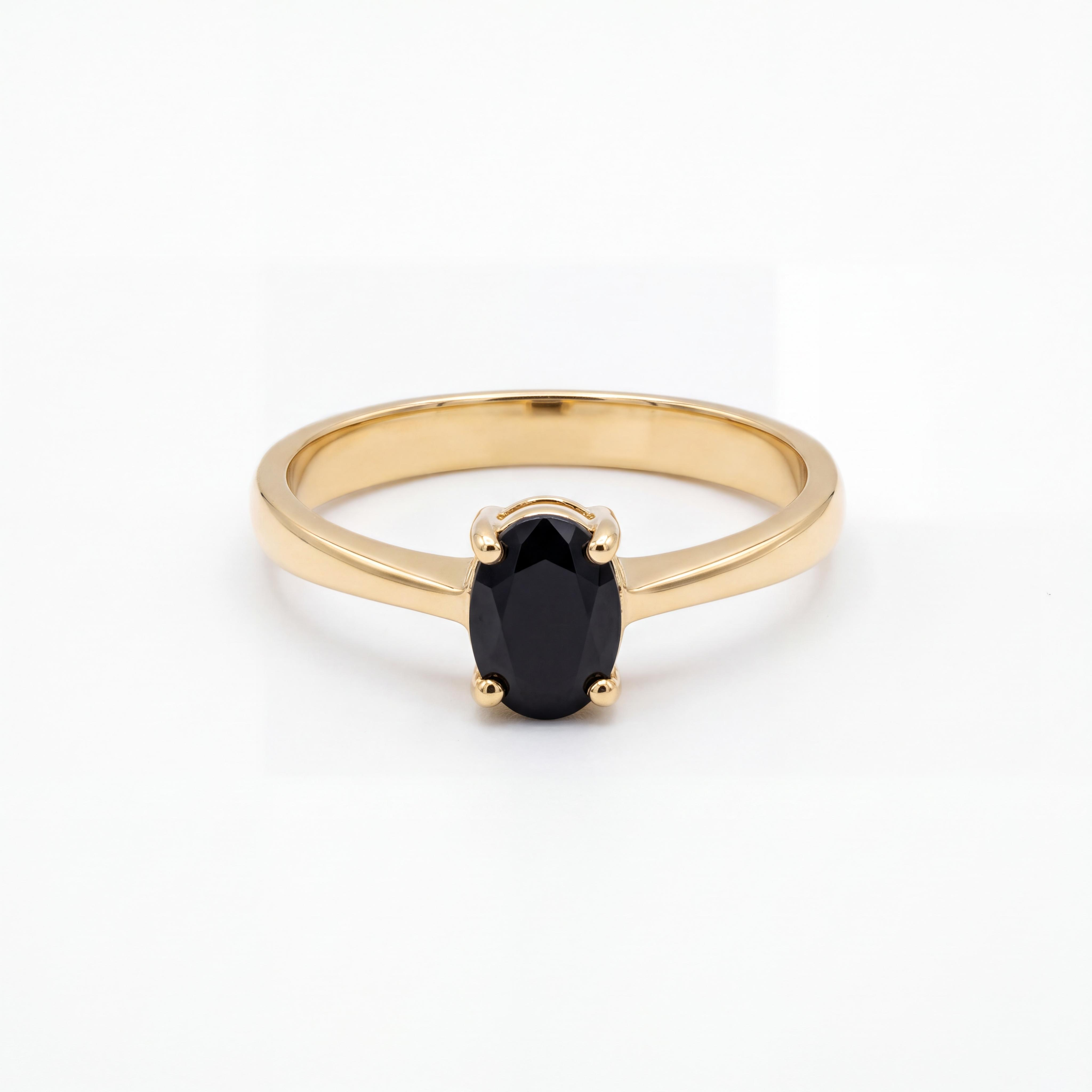 De 14K gouden solitaire ring met zwarte ovale steen is een elegante toevoeging aan elke sieradencollectie. Draag deze prachtige ring solo voor een stijlvolle look of combineer met andere gouden sieraden voor extra glamour.